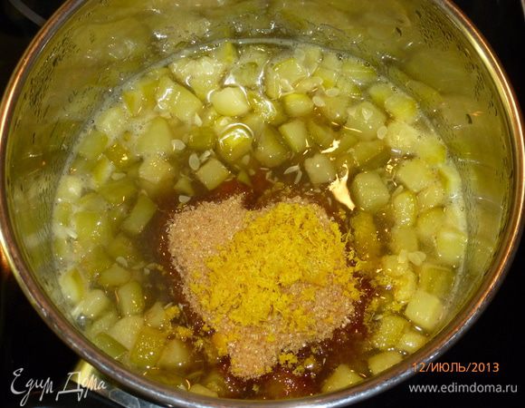 Как только кабачки стали почти готовы, высыпать оставшийся сахар, лимонную цедру и имбирь. Готовить еще 10 минут.