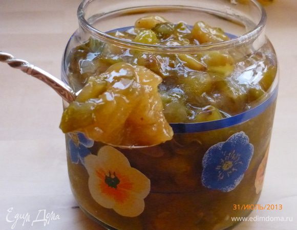 Разложить готовый джем по стерилизованным банкам. Джем может показаться жидким, но он загустеет позже. Приятного аппетита!