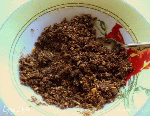 Шоколад поломать на кусочки, добавить 2 ст.ложки сливой и растопить на водяной бане. Добавить растопленный шоколад к печенью и перемешать.