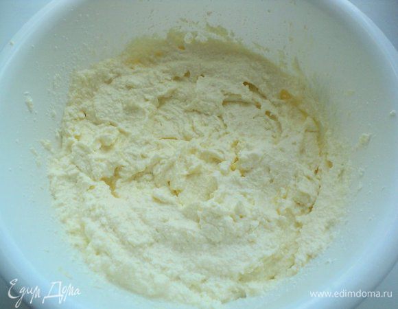 К творогу добавить сметану, 2 ст.ложки сахара и взбить блендером до однородной массы.
