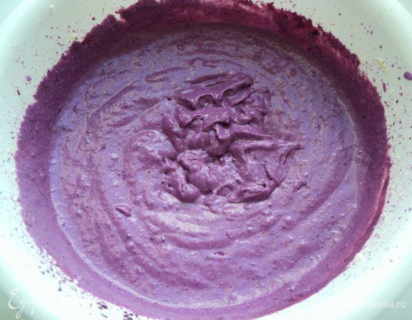 Добавить к творогу 2/3 черники и снова взбить блендером до однородной массы.