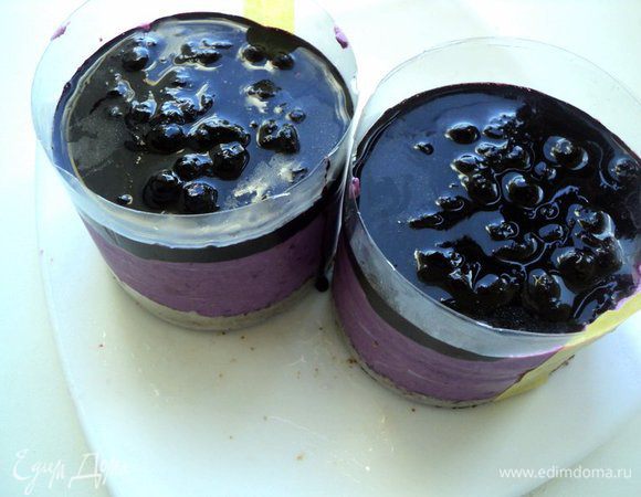 Затем сверху вылить оставшийся черничный джем. Поставить в холодильник.