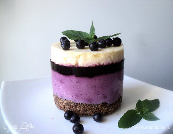 Перед подачей снять формочки и украсить мини-чизкейки ягодами черники и мятой. Приятного аппетита!