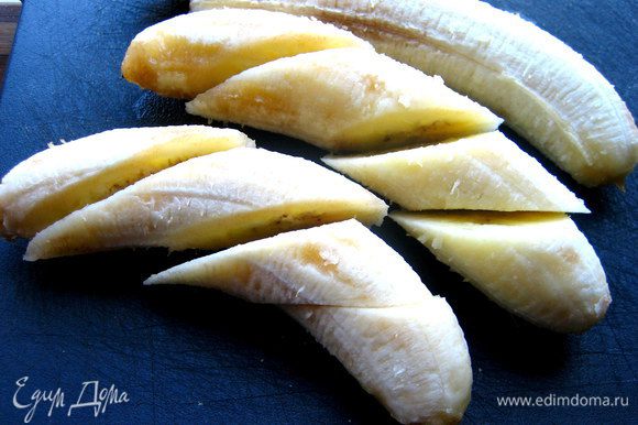 Сначала нужно обжарить бананы... В рецепте рекомендовали разрезать вдоль, но мои были настолько мягкими от жары, что разрезала так..., по диагонали.