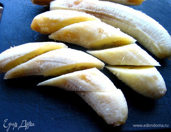 Сначала нужно обжарить бананы... В рецепте рекомендовали разрезать вдоль, но мои были настолько мягкими от жары, что разрезала так..., по диагонали.