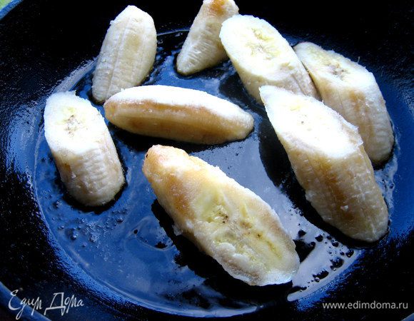 Обжарим кусочки пару минут на растительном масле...