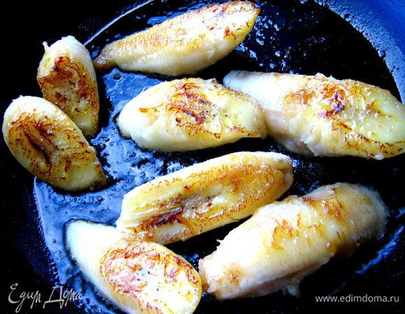 Осторожно лопаткой переворачиваем и недолго жарим с другой стороны...