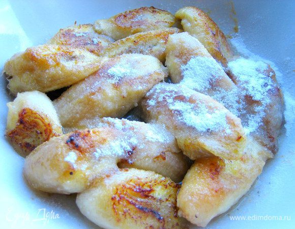 И посыпаем сахарной пудрой с ванилью. Продолжаем обжаривать следующую партию! В рецепте только 4 банана использовалось, но у меня все 7)))