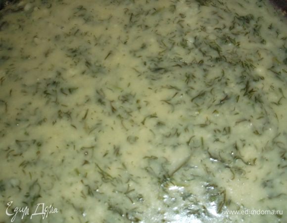 Хрен смешать с одной столовой ложкой сметаны, приправить солью, перцем и по желанию лимонным соком, всё хорошенько перемешать