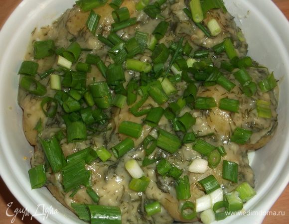 Картошку разложить вокруг яиц и полить соусом, сверху можно посыпать зелёным лучком. Можно подавать на стол!

        