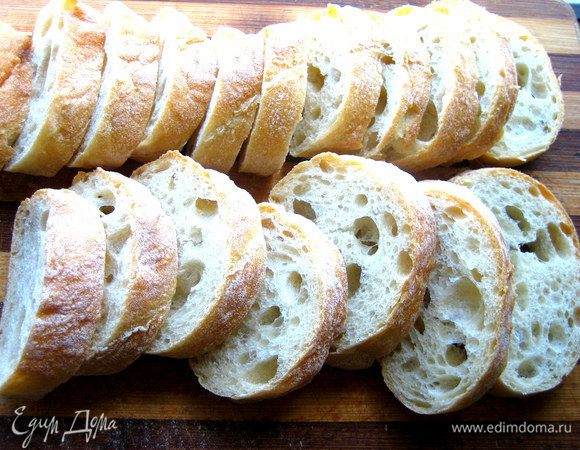 Далее нарезаем сухую чиабатту на ломтики...