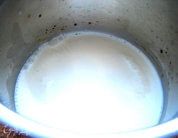 Сливки или кокосовое молоко нагреваем,всыпаем сахарную пудру (пары ложек достаточно, но по рецепту полстакана!)...