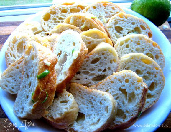 Теперь окунаем ломтики хлеба в горячие или тёплые сливки и складываем на отдельном блюде пока...