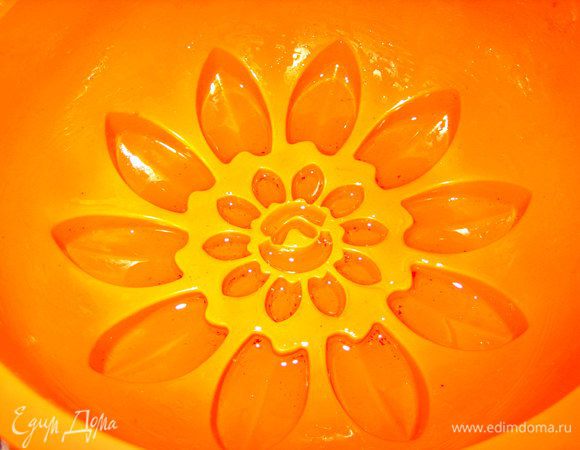 Берём высокую круглую форму. У меня силиконовая.