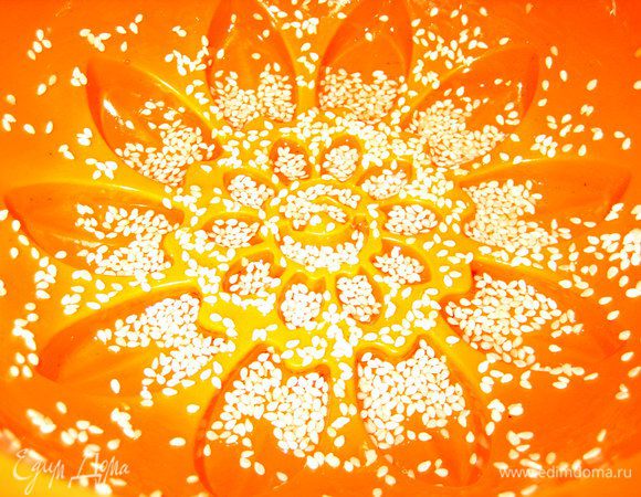 Смазываем маслом любым и посыпаем, например, сезамом.