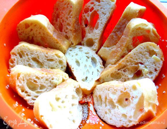 Начинаем сборку пудинга! Можно выложить слоями, а можно выстроить ломтики вдоль стенок.