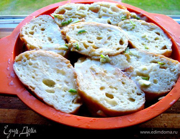 Верх обязательно заканчиваем хлебом-это будет основанием в дальнейшем! Поливаем растопленным маслом. Ещё можно пропитать оставшимся сиропом от бананчиков..., он такой вкусный))) Кусочки имбиря и лайма я тоже все отправила внутрь и очень кстати.