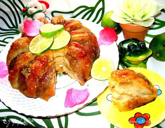 Почему-то мне показалось уместным подать к нему чай с молоком))) А чай, кто любит, с бергамотом...