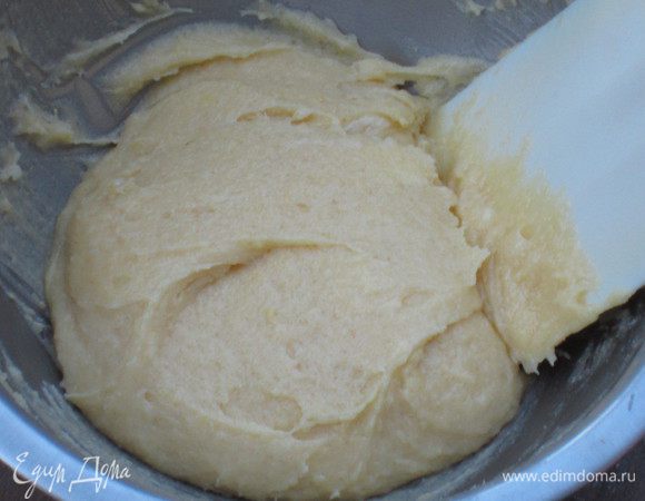 Тесто: Муку смешать с разрыхлителем. Соединить сливочное масло комнатной температуры, яйцо, сахар, ром, ввести муку и замесить однородное тесто.