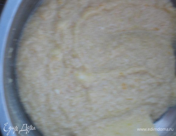 Яичные желтки отделить от белков и соединить с рикоттой, лимонной цедрой, сахаром и миндалём.