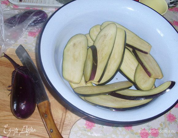 Нарезать баклажан на языки, толщиной около 0,7 см - если сильно толсто - не проготовится и не завернется, а если тонко - будет рваться при заворачивании. Посолить. Я баклажаны не оставляю дать сок и не отжимаю, молоденькие и так не горчат.