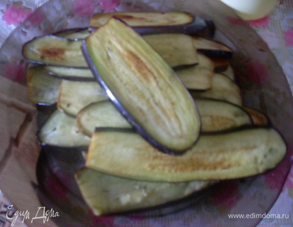 Обжарить баклажаны порциями на растительном масле без запаха.