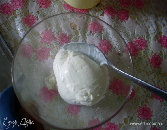 Смешать майонез и чеснок, добавить туда же натертый на мелкой терке сыр (подойдет любой твердый сыр, обычно беру российский, а сегодня маасдама кусок завалялся, тоже очень вкусно - немного неожиданная сладость не портит) и мелко нарезанную петрушку.