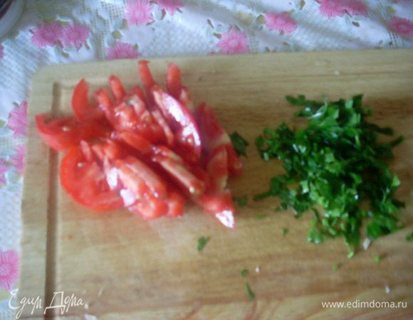 Порезать помидор на небольшие кусочки - по одному на каждый рулетик.