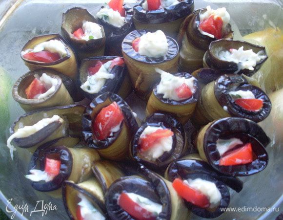 Заворачиваем рулетики и укладываем их вертикально в глубокую емкость. На завтра они еще вкуснее.