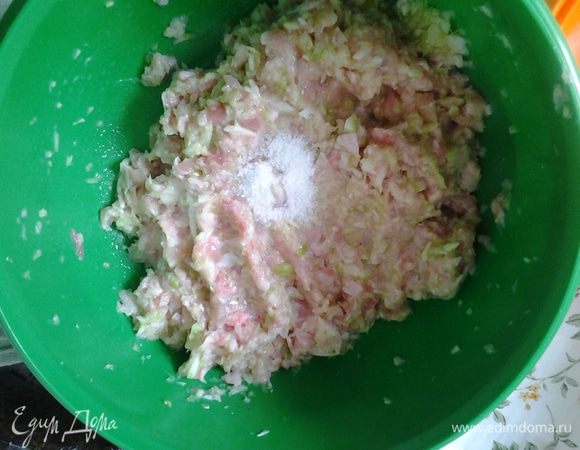 Измельчаем кабачки и лук (не до пюреобразного состояния), я использую блендер не погружной. Замешиваем котлеты из рубленого фарша и полученной кабачково-луковой массы.