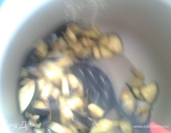 В мультиварке обжариваем баклажаны (без добавления дополнительного масла), вытаскиваем их шумовкой.