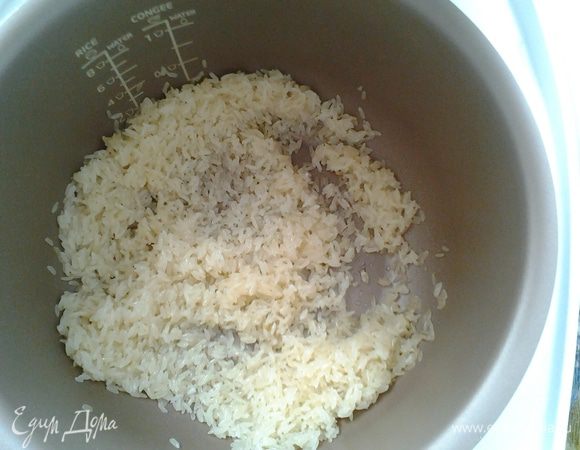 Наливаем 2 ст.ложки масла, обжариваем лук и рис. 