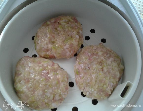 Ставим чашу для пароварки, формируем котлетки и выкладываем. Включаем программу "РИС" и идем гулять...