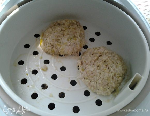 В итоге вот что получается: котлетки на обед или ужин (кому как)...1 успели вытащить и съесть, пока я доставала камеру.