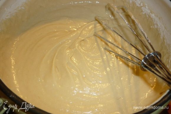 От пачки маргарина оставить 1 ст.л. на смазывание формы, остальной маргарин растопить, смешать все ингредиенты теста, кроме какао и красителя. тесто довольно жидкое. обычное тесто для кекса.