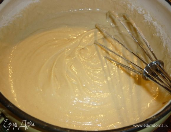 От пачки маргарина оставить 1 ст.л. на смазывание формы, остальной маргарин растопить, смешать все ингредиенты теста, кроме какао и красителя. тесто довольно жидкое. обычное тесто для кекса. 