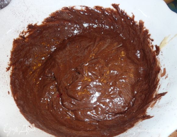 теперь на глазок делим тесто на 3 части. одну часть по всем законам жанра оставим светлой. она будет отождествлять нечто чистое, девственное. в о вторую часть добавляем какао. это..то, что уже отпылало-отгорело