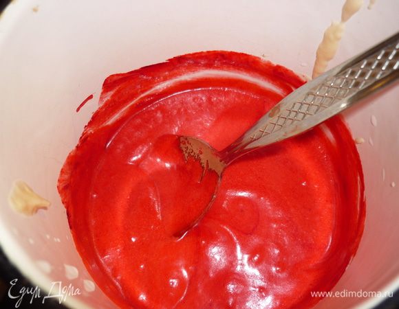 а в третью часть кладем краситель красный. это и есть то самое пламя, всполохи которого будут пробиваться и украшать пирог особым шармом