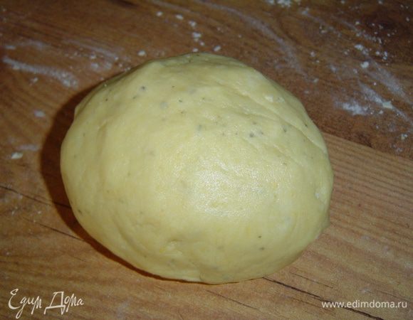 Заворачиваем тесто в пищевую пленку и отправляем отдохнуть в холодильник на часок.
