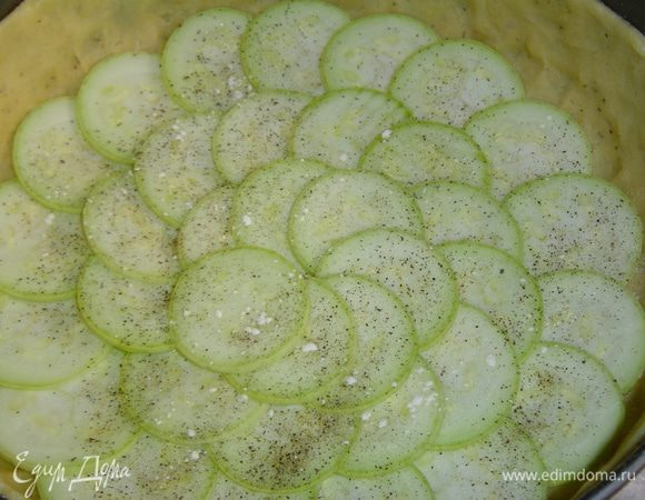 на дно выкладываем нарезанные кружочками цукини, немного подсаливаем и перчим,