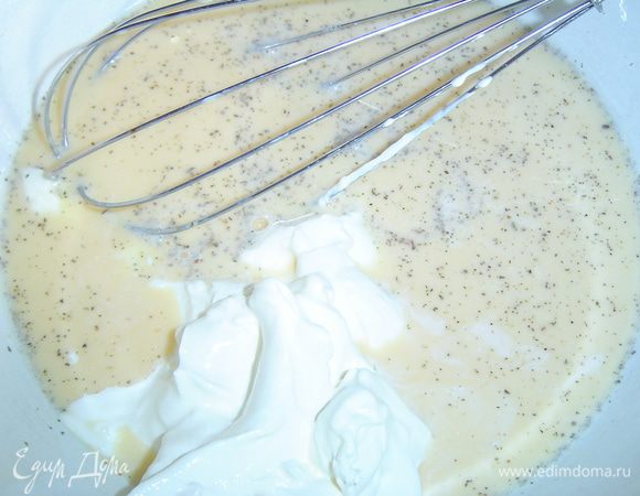 Теперь готовим заливку, взбиваем яйца со сливками и сметаной, добавляем специи по вкусу, перемешиваем и заливаем этой смесью пирог.