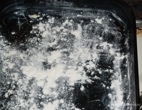 форму (у меня 25х25) смазать маргарином (мы откладывали ложку), присыпать мукой. лучше через ситечко, а то получится сугробиками, как у меня)))