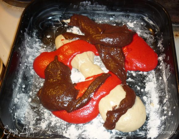 а теперь в произвольном порядке выкладываем тесто в форму