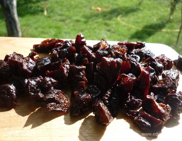 теперь кекс отправляем остывать, а вооружившись волшебной палочкой, в данном случае ножом, идем творить крем. чернослив промыть (если он в этом нуждается), порезать мелко. или не очень мелко..я резала каждую ягодку на 3 части. у меня чернослив был отменный