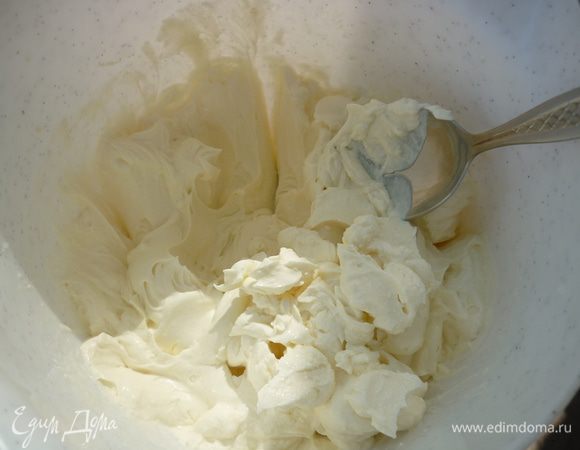 теперь меняем палочку ( у нас ведь целый набор волшебных палочек на кухне). берем блендер или миксер. смешиваем им все ингредиенты  крема, кроме чернослива. крем получается нежный и воздушный. вспомнив детство, я облизала венчик