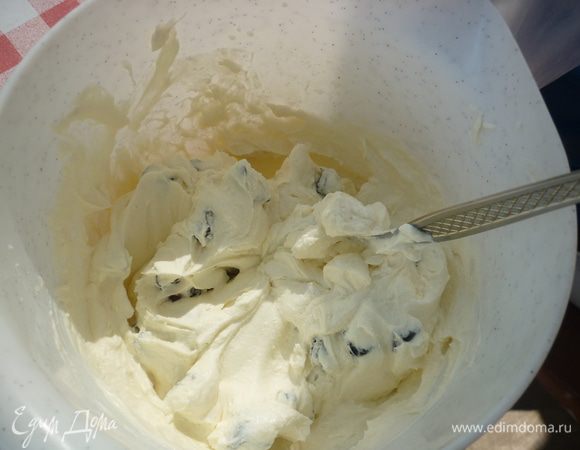 следующая волшебная палочка называется ЛОЖКА. и именно ложкой вмешиваем чернослив. аккуратненько, без фанатизма. но вымешиваем настойчиво и равномерно распределяя ягодки