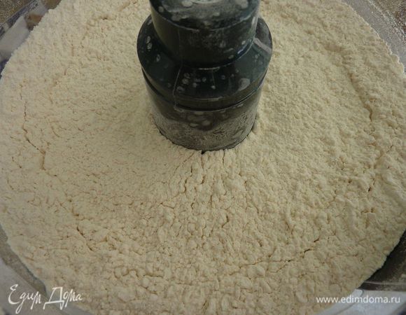 Разогреть духовку на 180 градусов.Смешать сухие ингредиенты, добавить воду и масло, продолжить замешивать в течение еще ​​10 минут.
