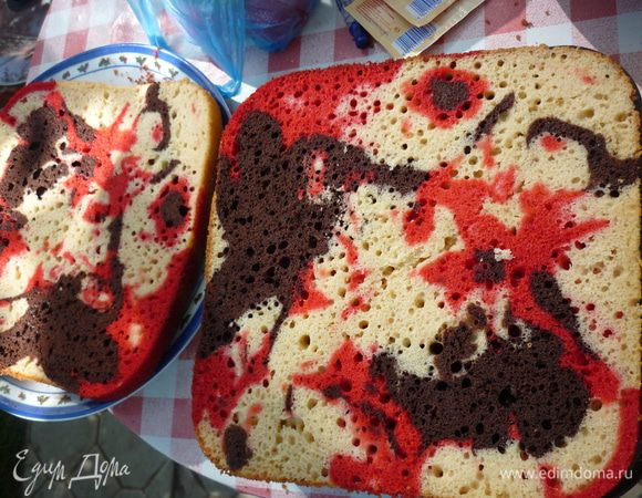 остывший кекс разрежем поперек пополам. тут у каждого свои секреты. кто берет большой нож, а кто и тонкой ниточкой разрежет.только ножом тут будет вернее, т.к. при разрезании ниткой крошки будут портить внешний вид