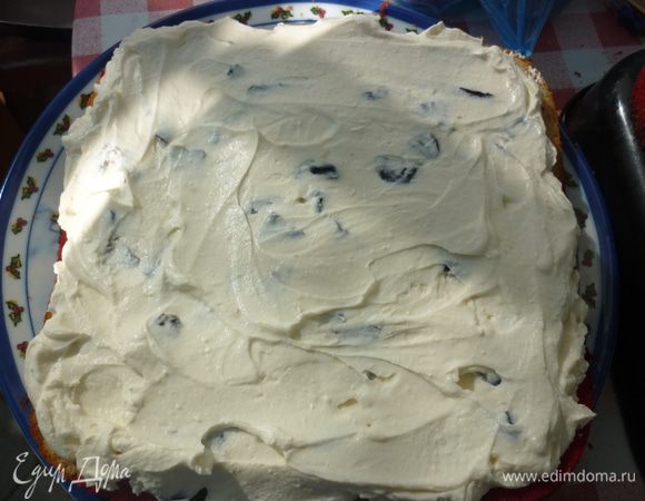 а теперь сжимаем волю в кулак и намазываем весь крем на одну половинку кекса. облизывать ложку можно только в конце процесса. тогда же можно облизать и миску