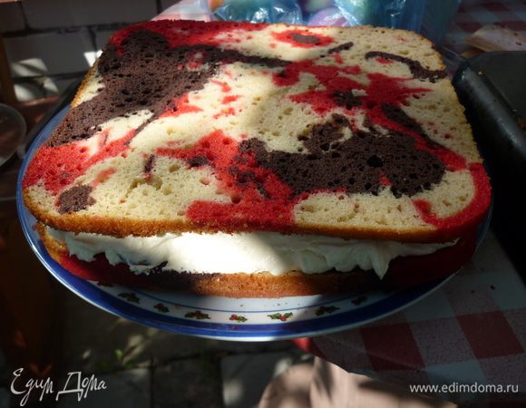 сверху пирог накрываем второй половинкой, красивым узором вверх